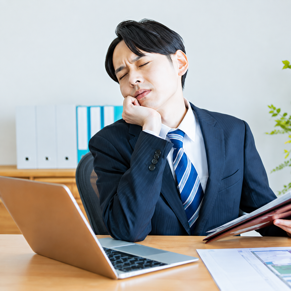稼働時期を検討する経営者
