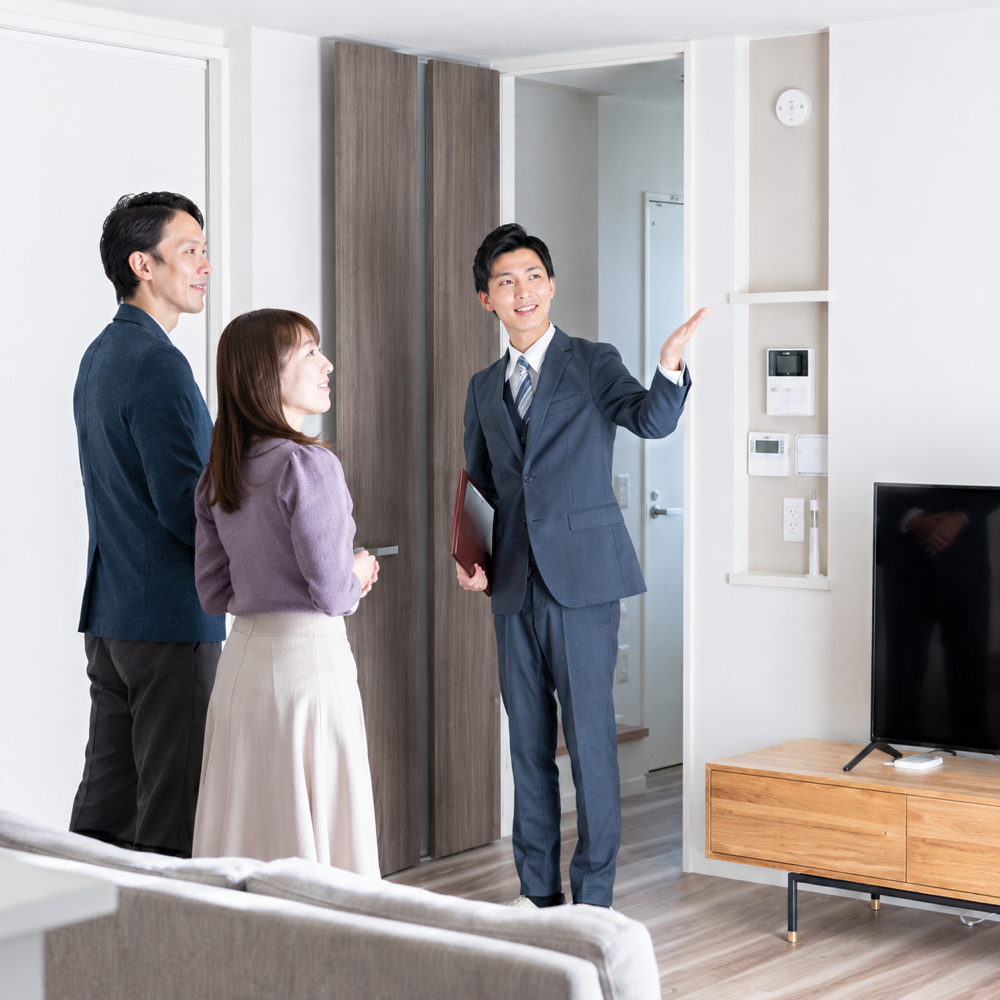 物件を案内する不動産スタッフ